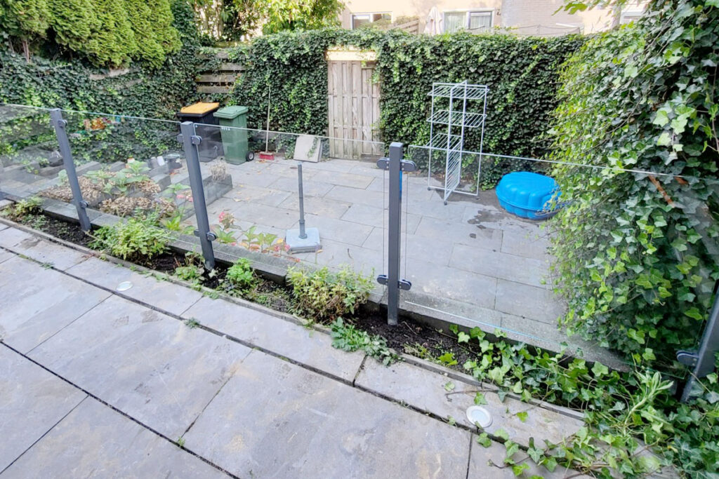 glazen balustrade met poort in Steenwijk