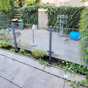 glazen balustrade met poort in Steenwijk