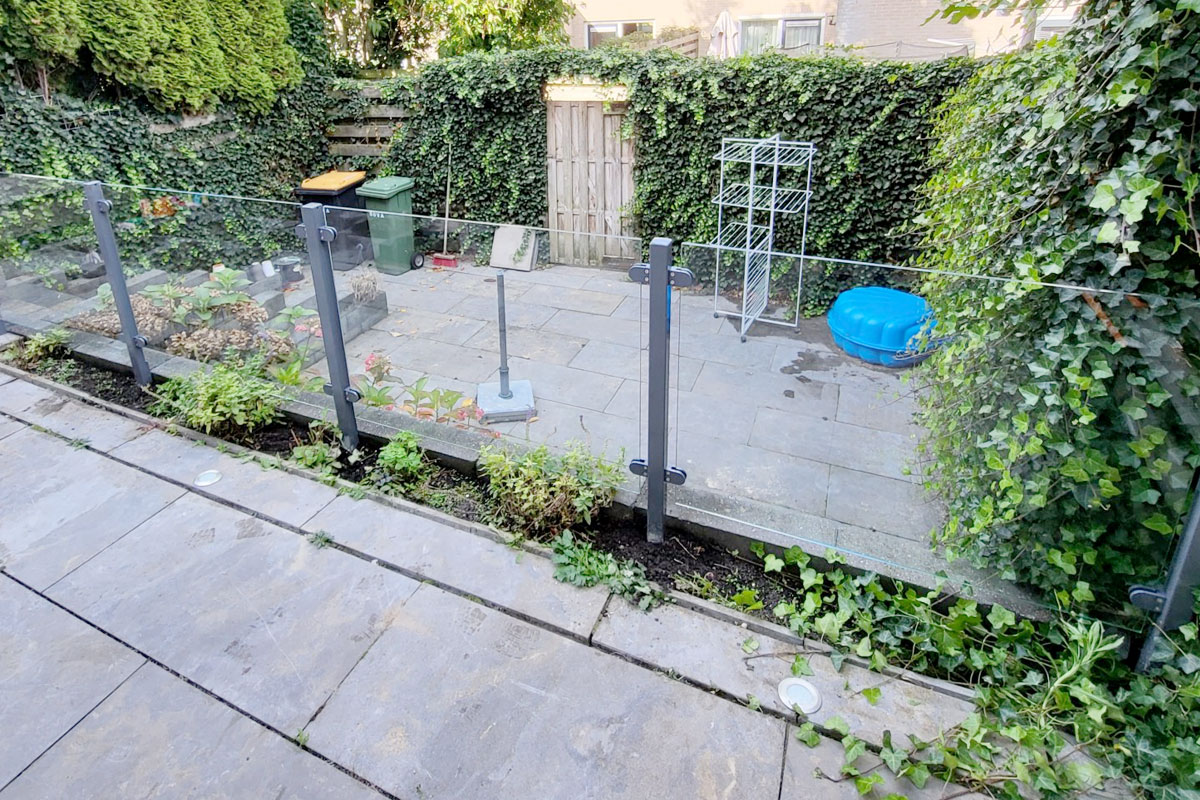 glazen balustrade met poort in Steenwijk