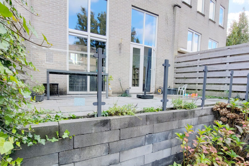 glazen balustrade met poort in Steenwijk
