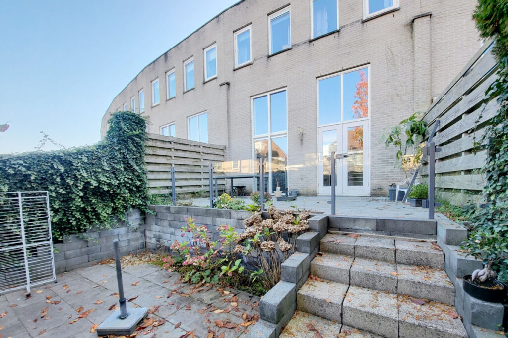 glazen balustrade met poort in Steenwijk
