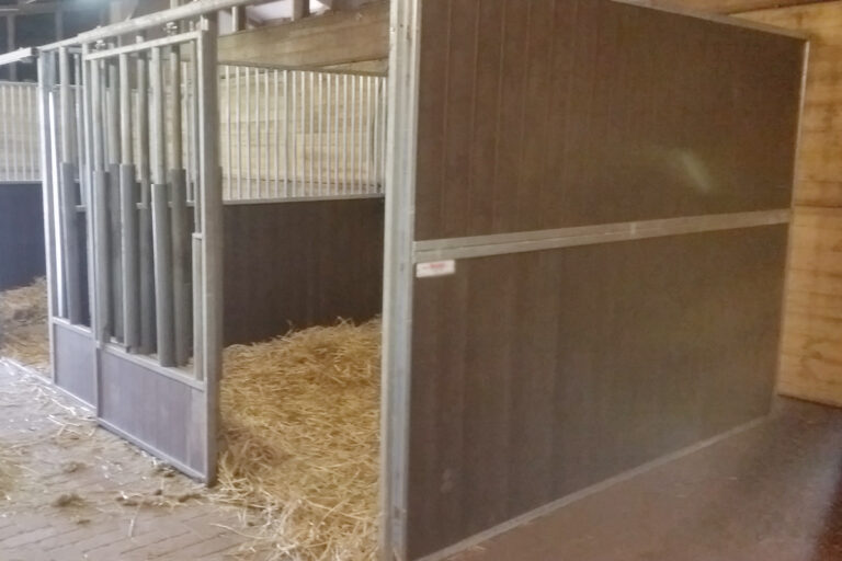 Paardenbox tussenwand gesloten