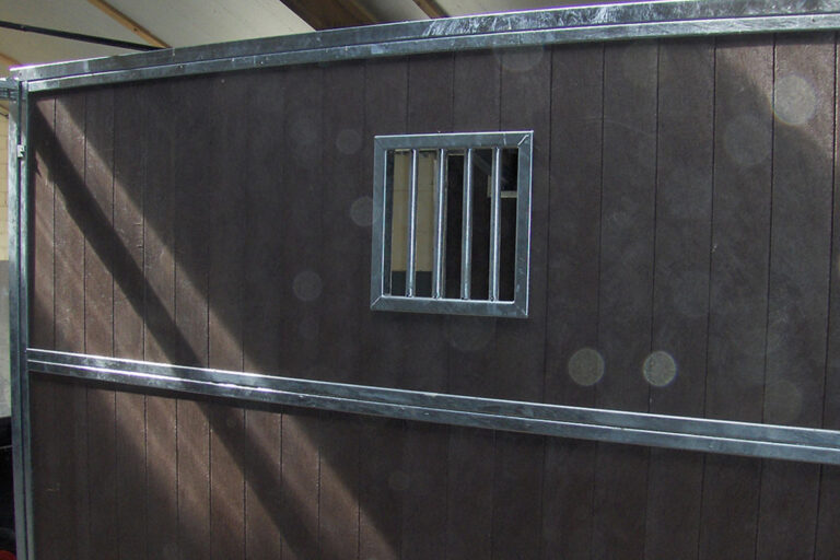 Paardenbox tussenwand gesloten