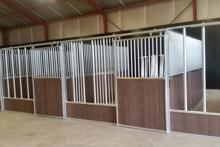 Paardenbox tussenwand half gesloten
