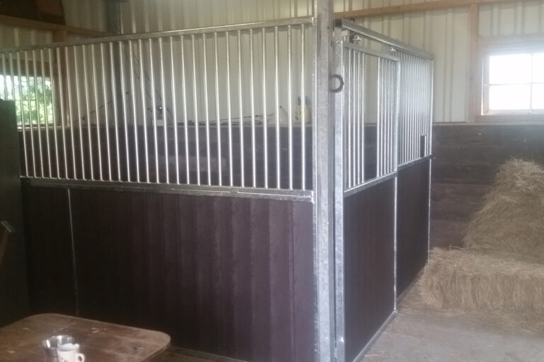 Paardenbox tussenwand half gesloten