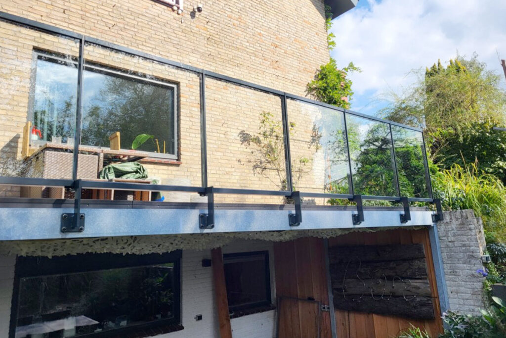 Stalen balustrade met glas Gorredijk