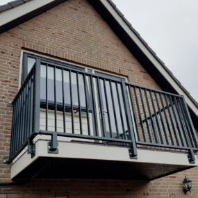 Houten balkonhek vervangen