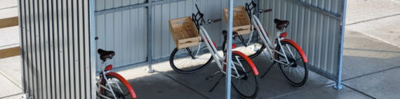 fietsenhok met golfplaten dak