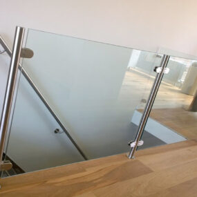 Glazen balustrade voor binnen