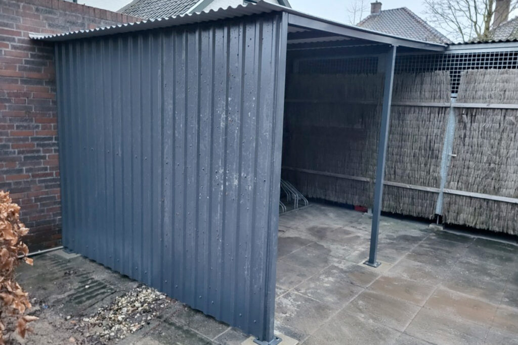 Klein fietsenhok van staal