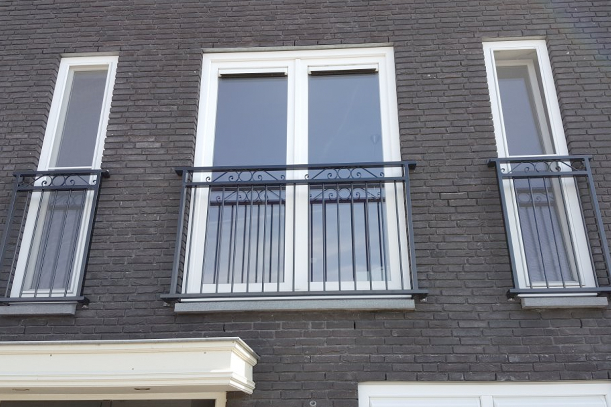 Frans balkonhek installeren