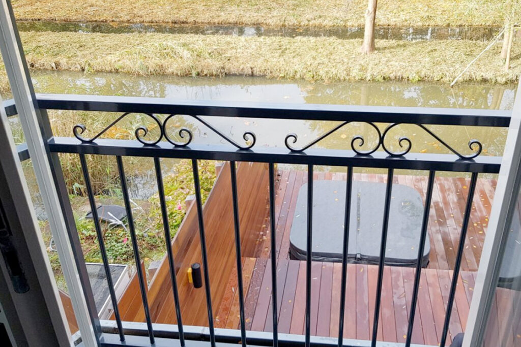 frans balkonhek met krullen