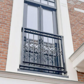 frans balkonhek met krullen