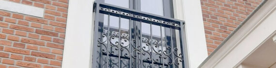 frans balkonhek met krullen