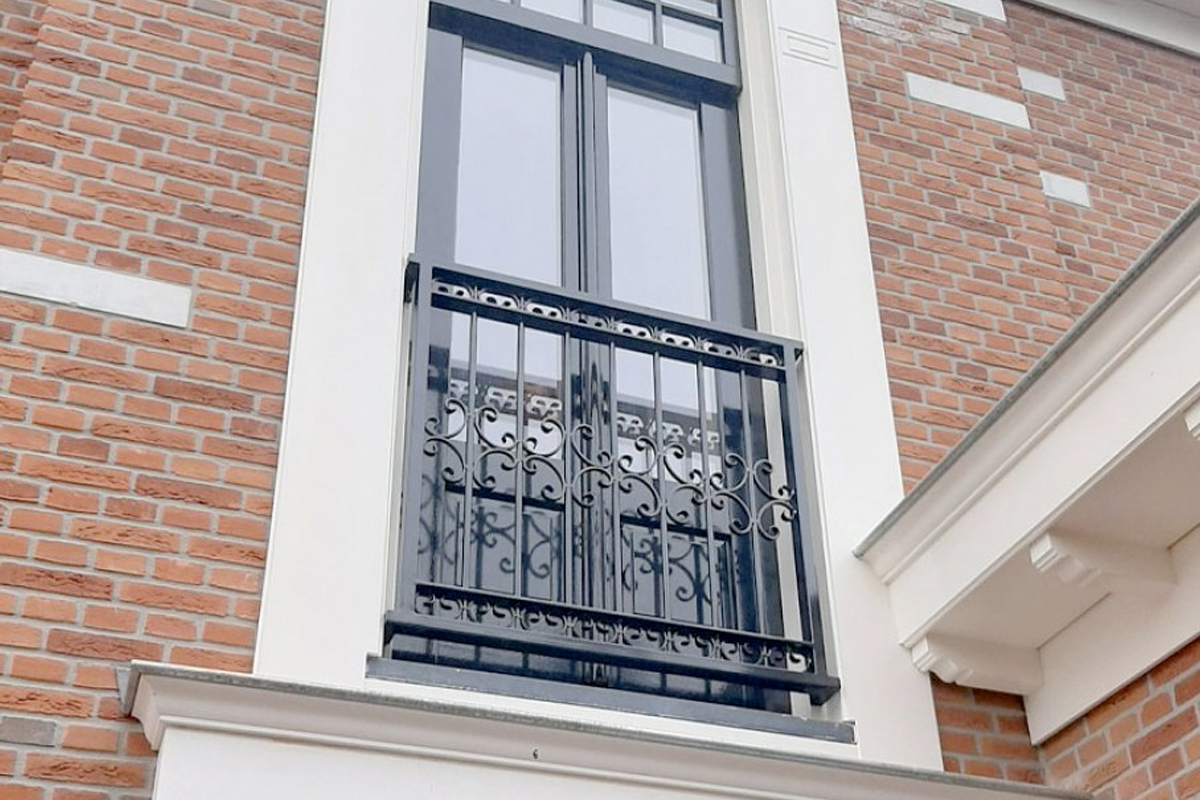 frans balkonhek met krullen