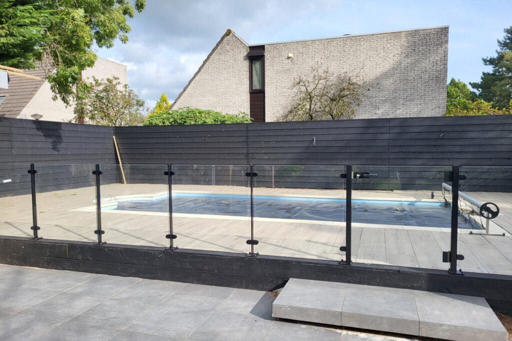 Glazen balustrade voor zwembad