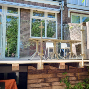 Glazen balustrade houten terras