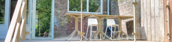 Glazen balustrade houten terras