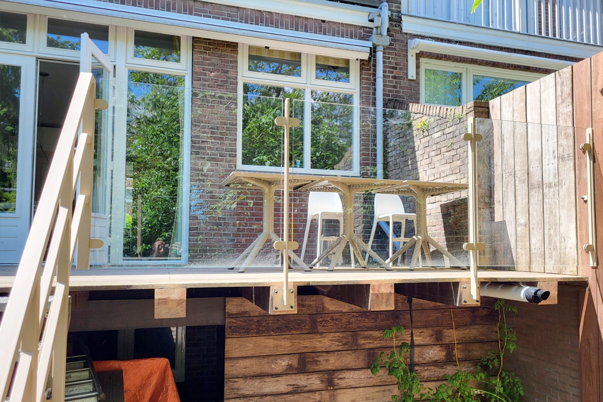 Glazen balustrade houten terras