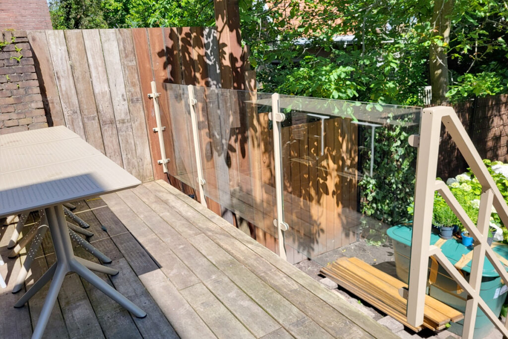Glazen balustrade houten terras
