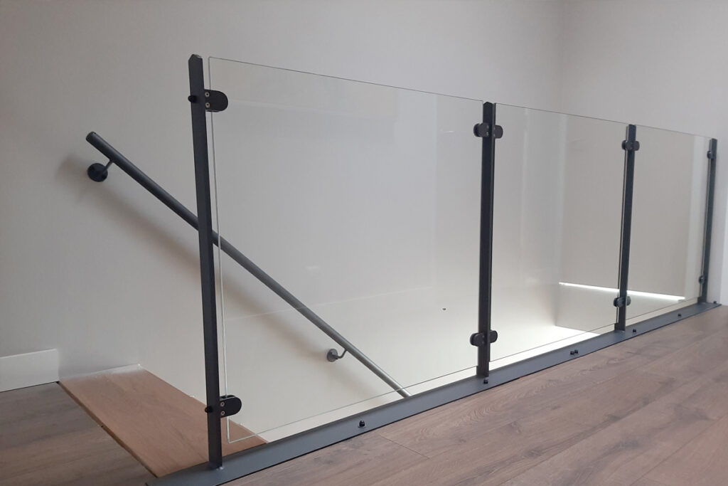 Glazen balustrade langs trapgat