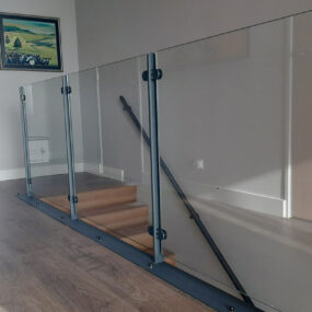 Glazen balustrade langs trapgat