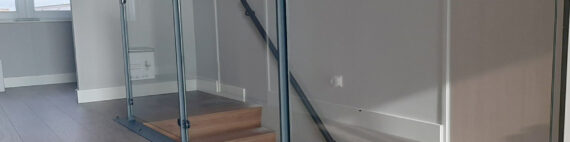 Glazen balustrade langs trapgat