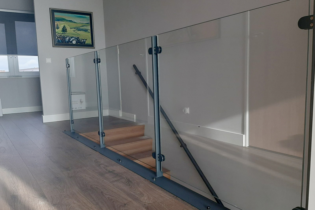 Glazen balustrade langs trapgat