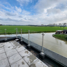 Glazen balustrade laten monteren
