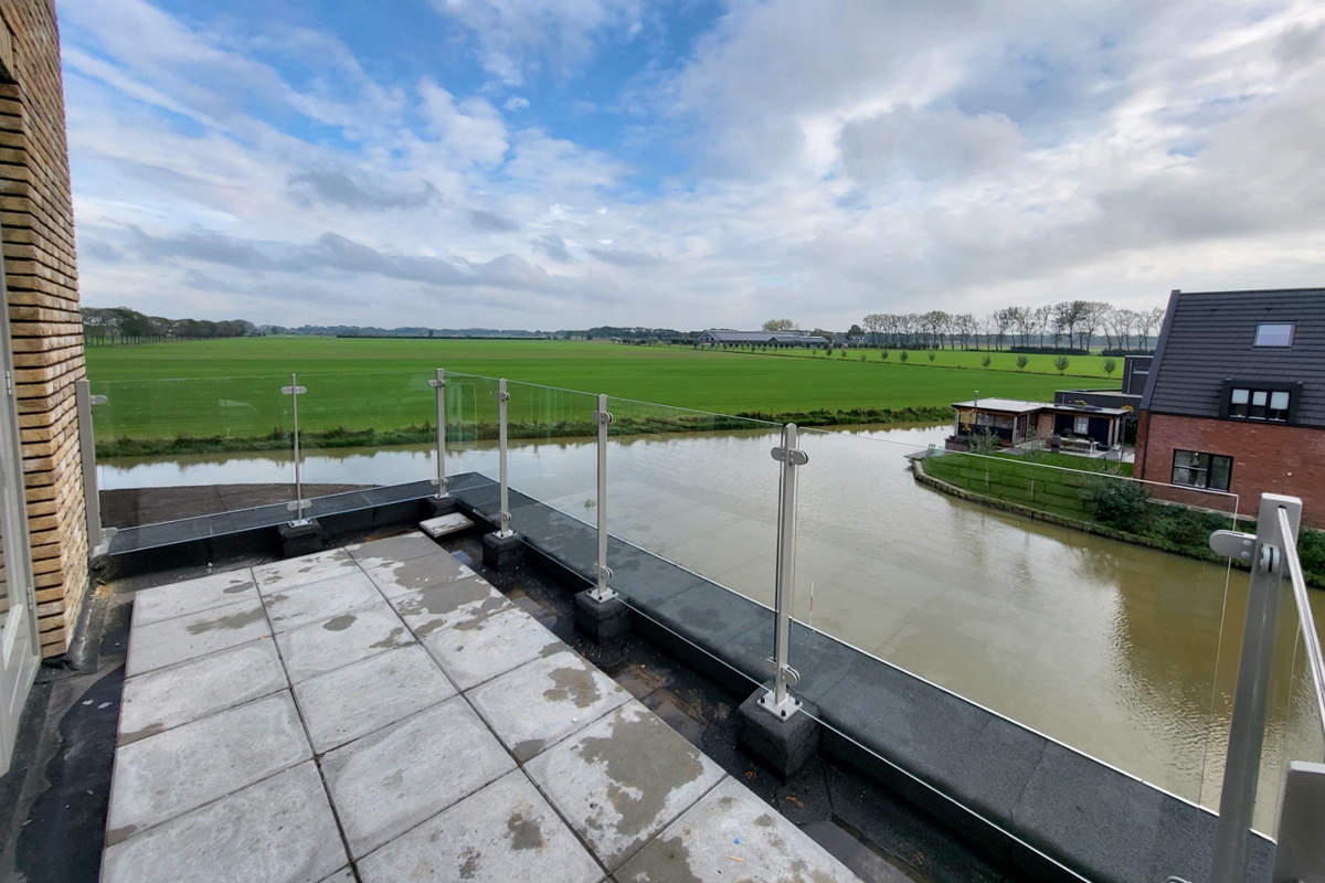 Glazen balustrade laten monteren