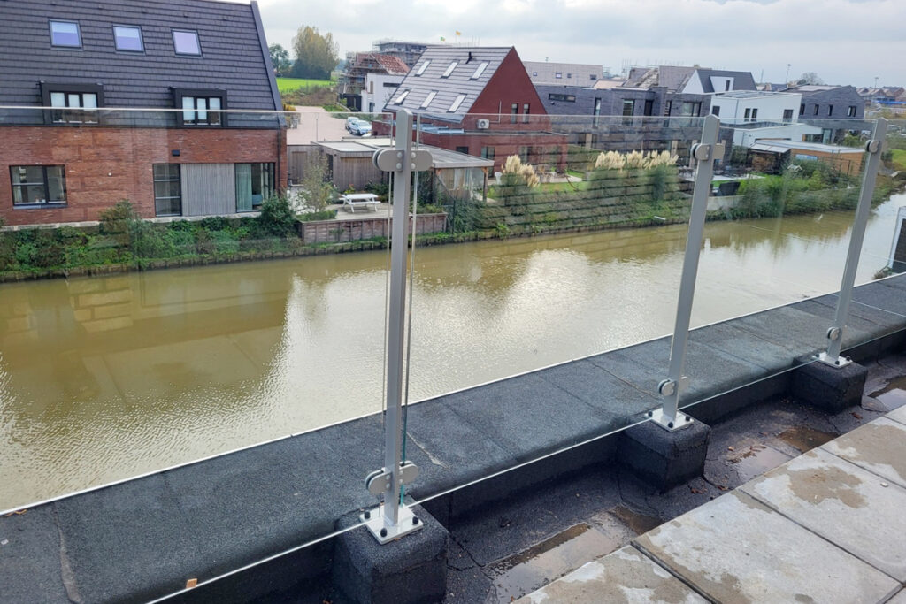 Glazen balustrade laten monteren
