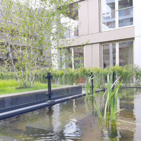 Glazen balustrade om vijver