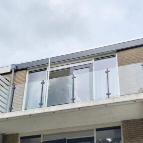 Glazen balustrade op betonnen balkon