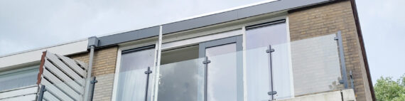 Glazen balustrade op betonnen balkon
