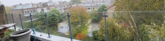 Glazen balustrade rond dakterras