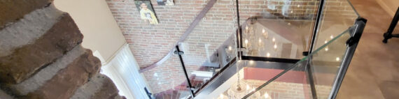 Glazen balustrade langs trap en overloop