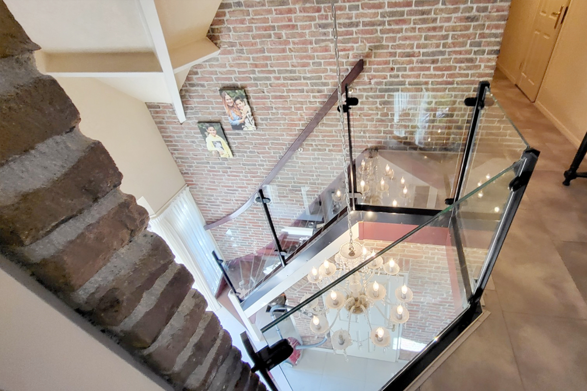 Glazen balustrade langs trap en overloop