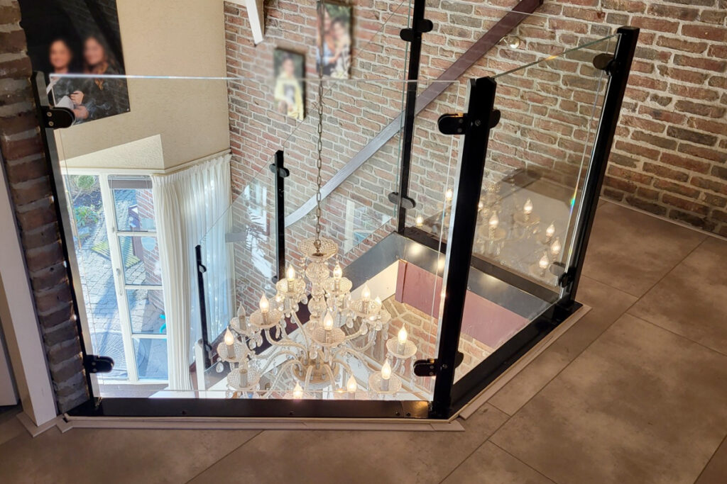 Glazen balustrade langs trap en overloop