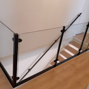 Glazen balustrade voor een trapgat