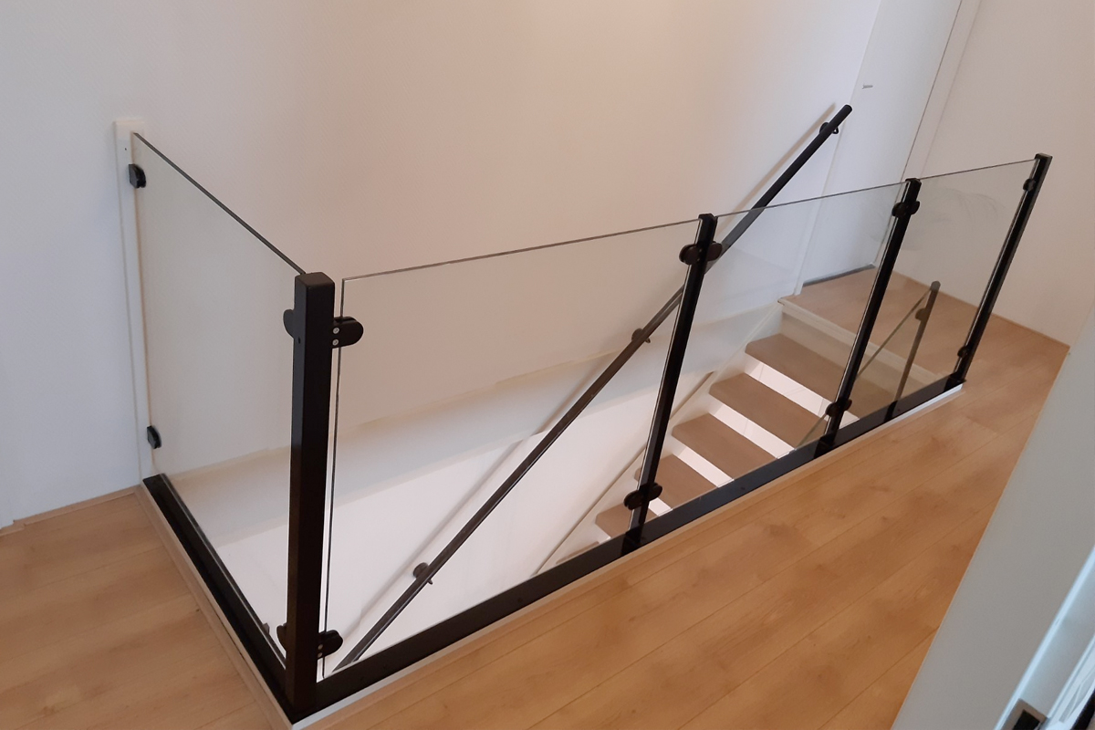 Glazen balustrade voor een trapgat