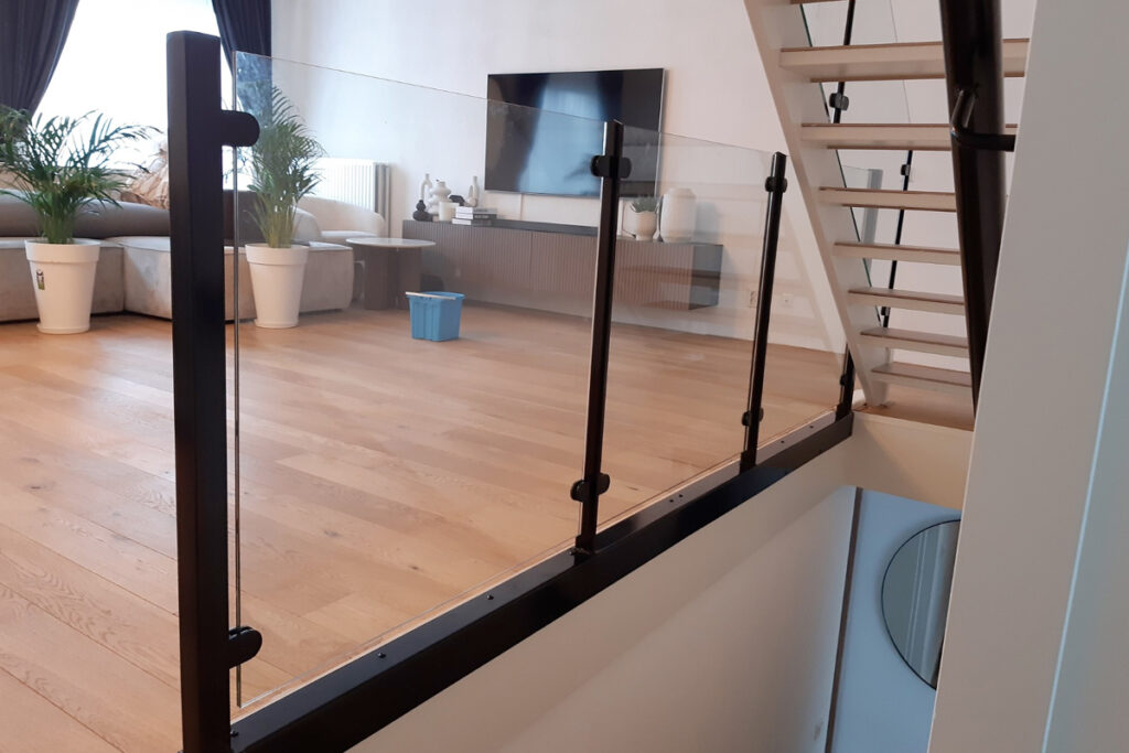 Glazen balustrade voor een trapgat