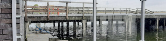 Poort in een Glazen balustrade