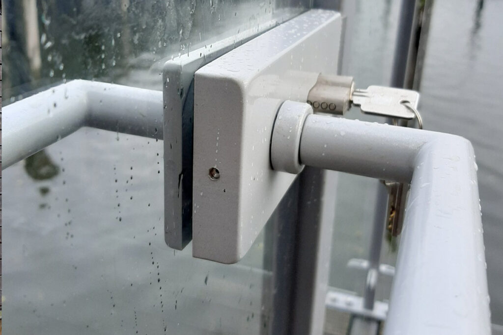 Poort in een Glazen balustrade