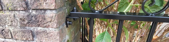 Sierhekwerk aan gemetselde muur bevestigen