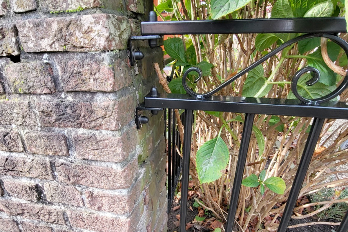 Sierhekwerk aan gemetselde muur bevestigen
