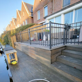 Sierhekwerk langs terras
