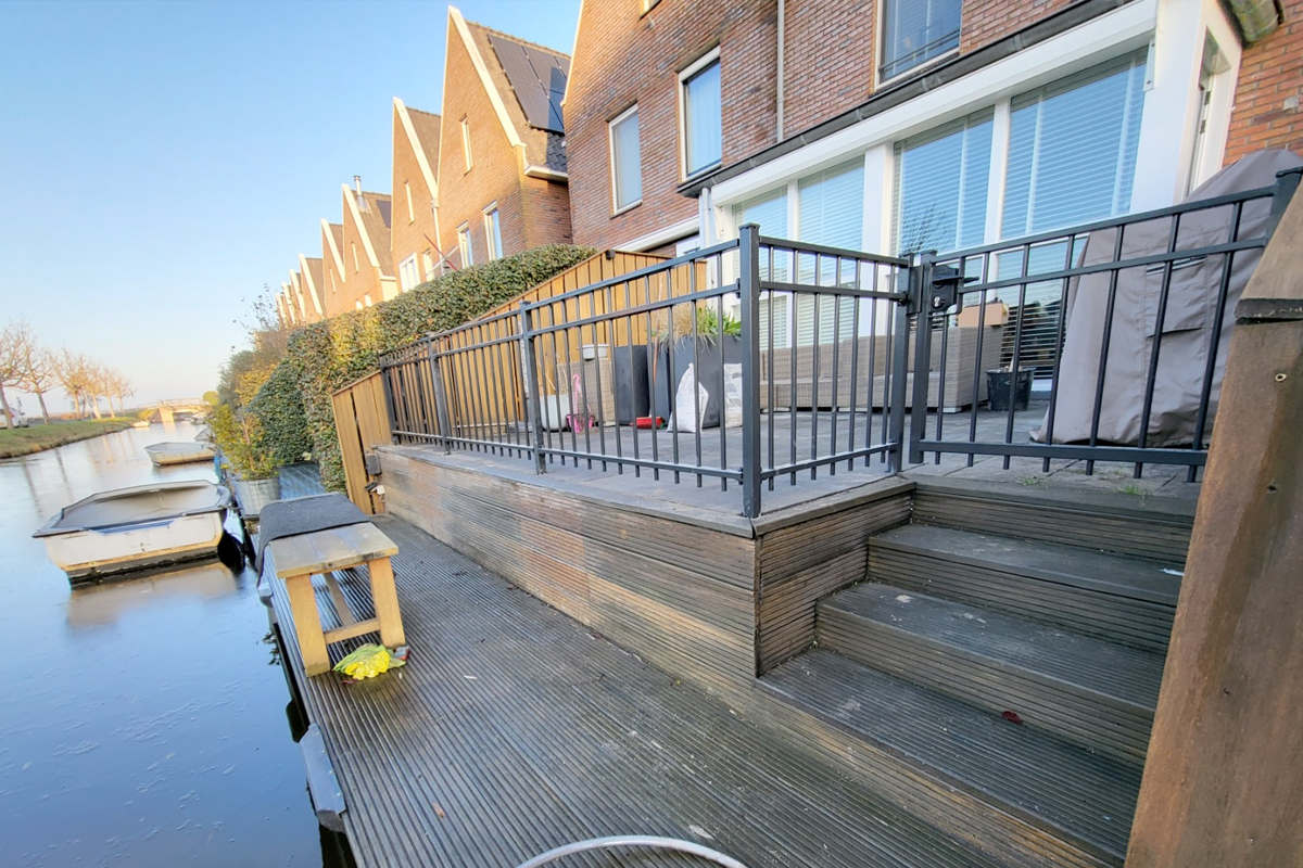 Sierhekwerk langs terras