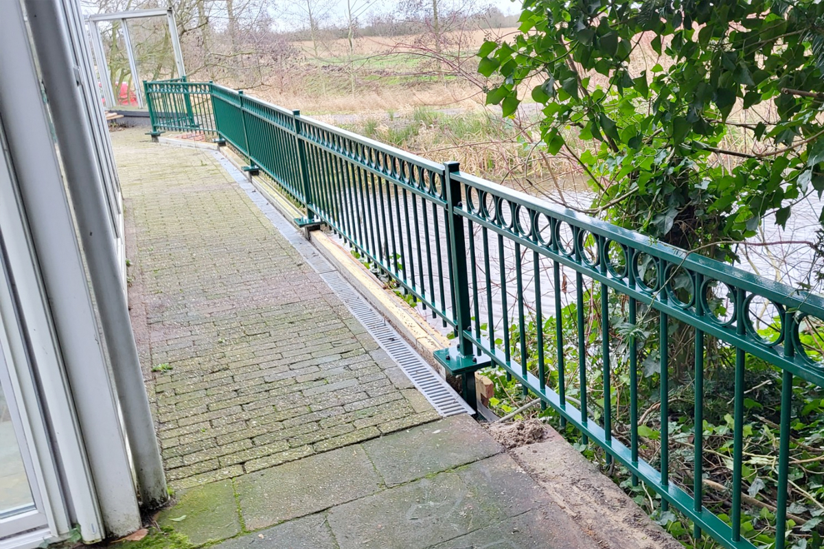 sierhekwerk langs water