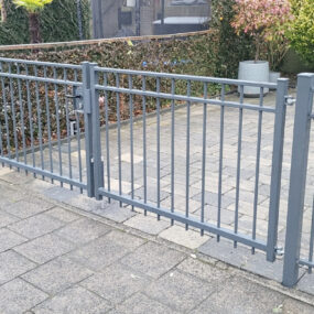 Sierhekwerk met draaipoort