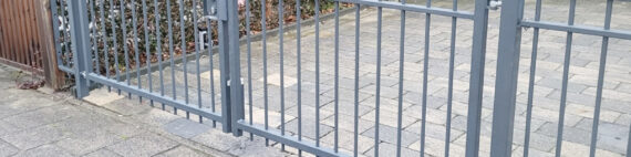 Sierhekwerk met draaipoort